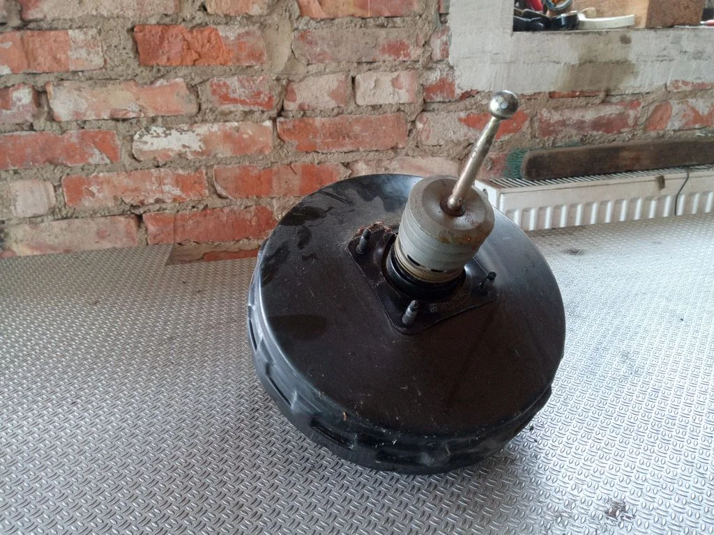 Brake booster – Volkswagen Touareg I (2002-2010)