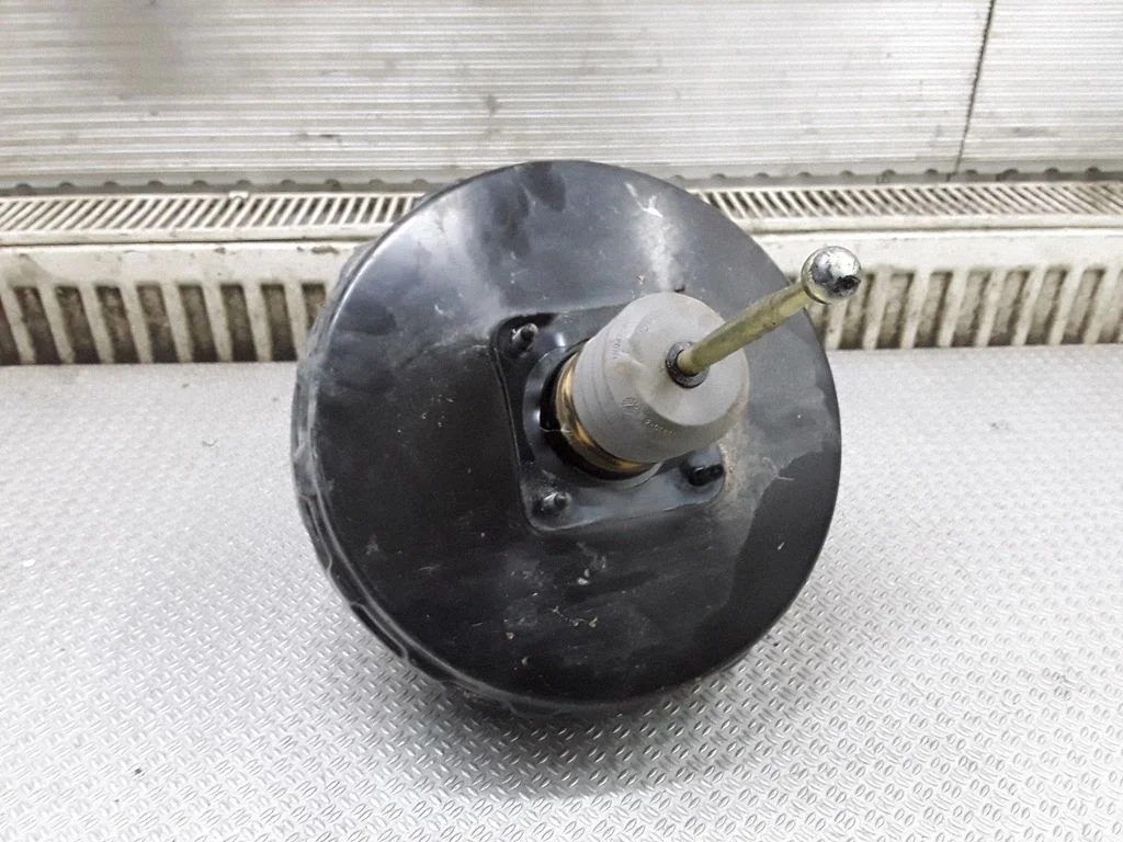 Brake booster – Volkswagen Touareg I (2002-2010)