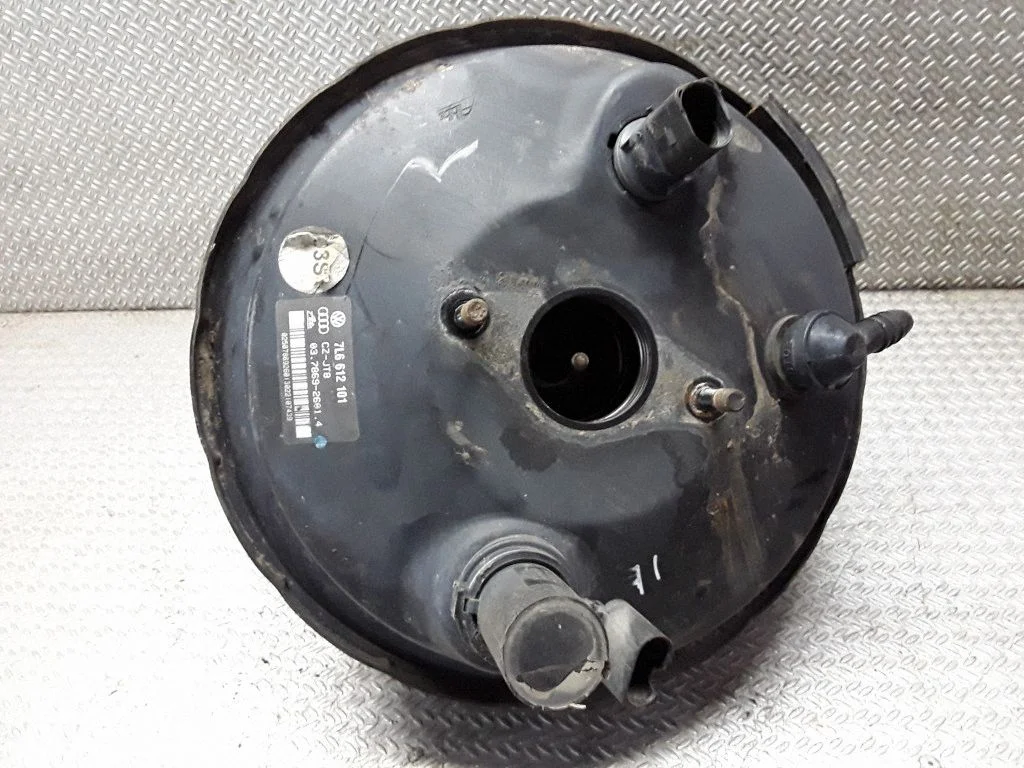 Brake booster – Volkswagen Touareg I (2002-2010)