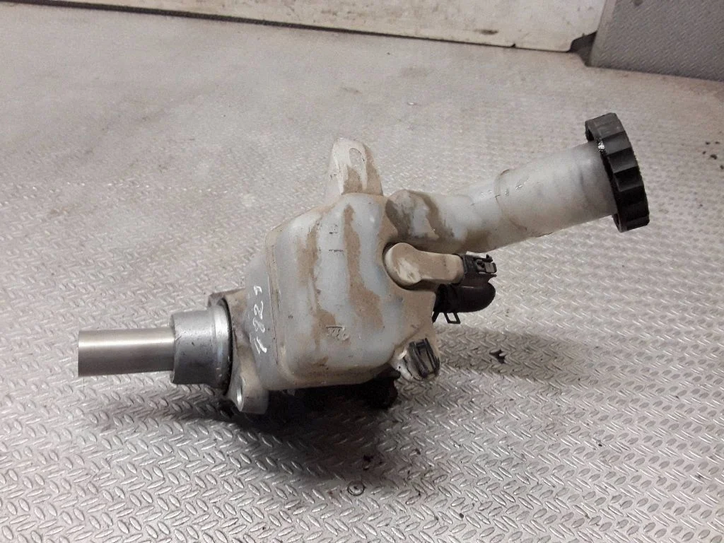 Master brake cylinder