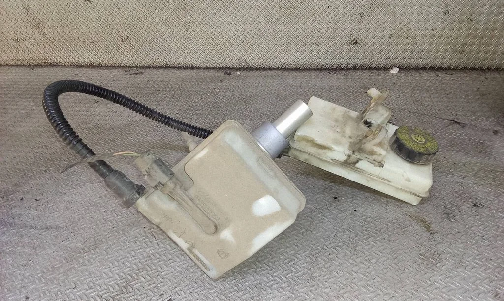 Master brake cylinder – Citroen C4 Grand Picasso (2007-2013)