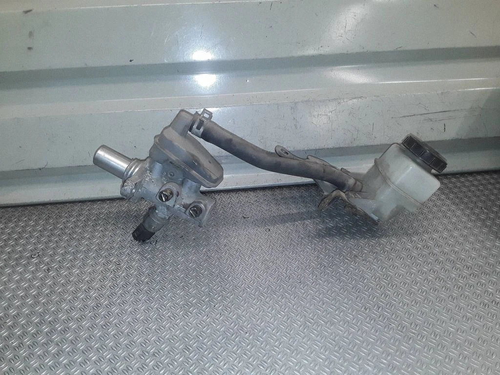 Master brake cylinder