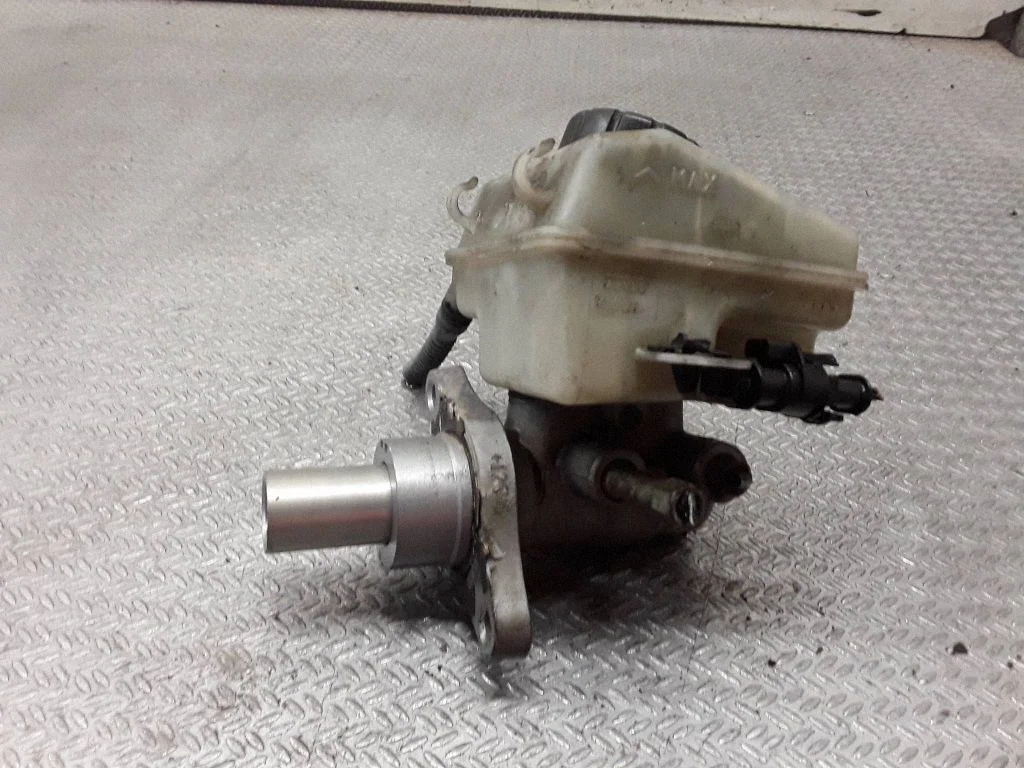 Master brake cylinder 32067271