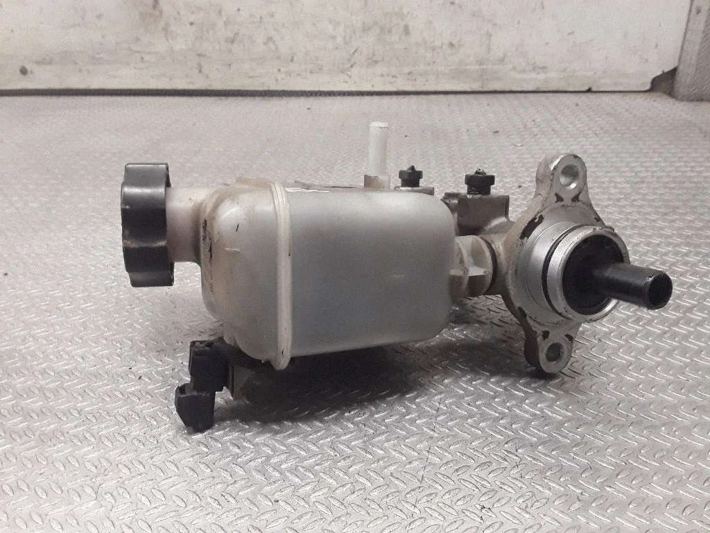 Master brake cylinder