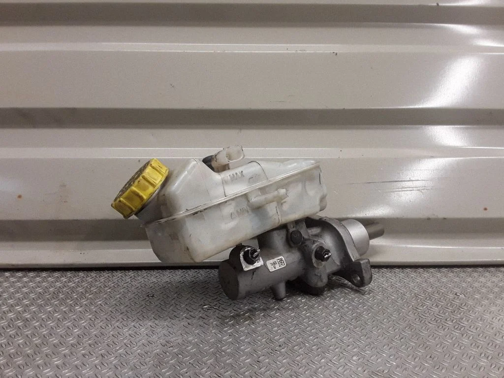 Master brake cylinder 7E0611303B