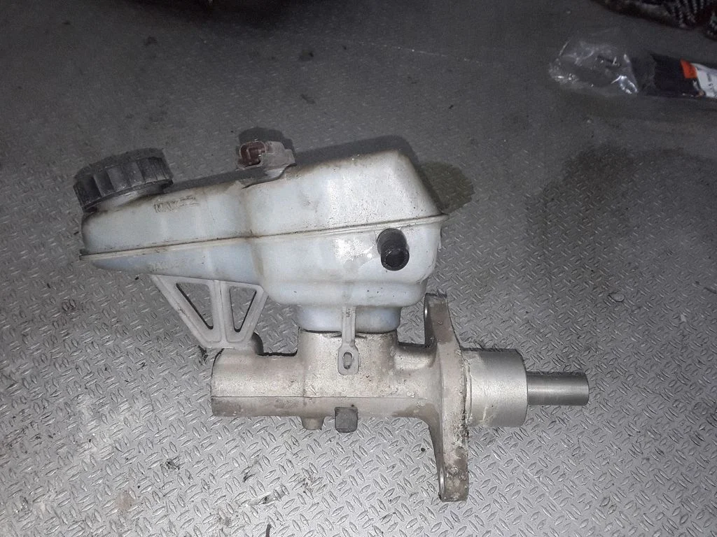 Master brake cylinder