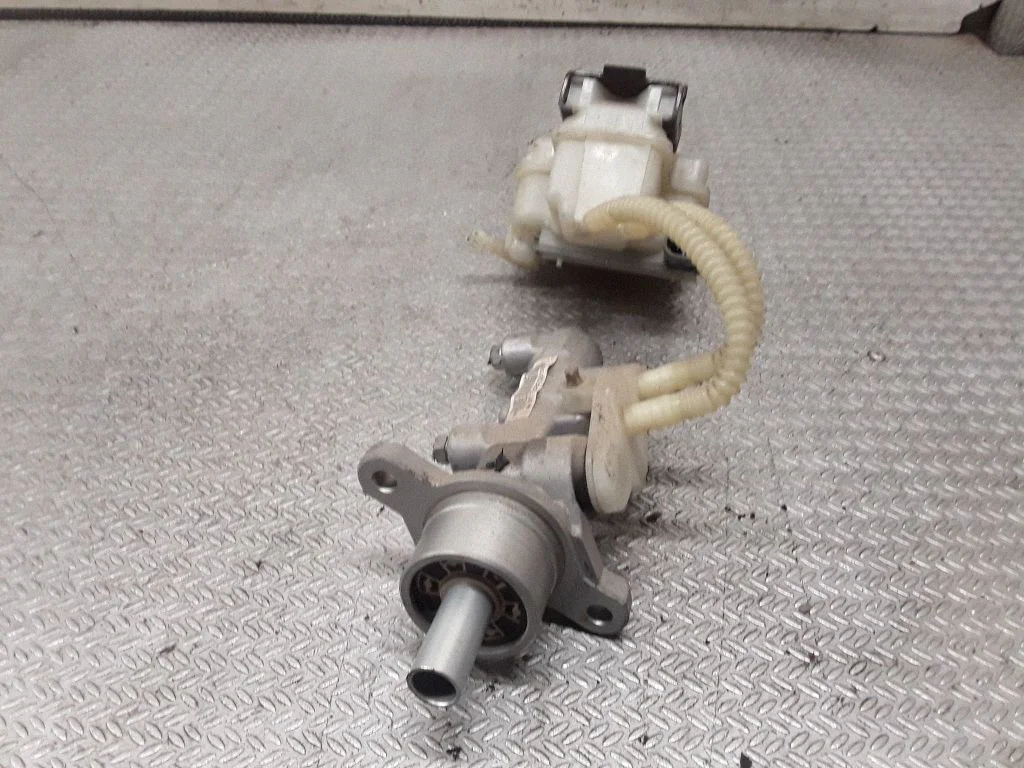 Master brake cylinder