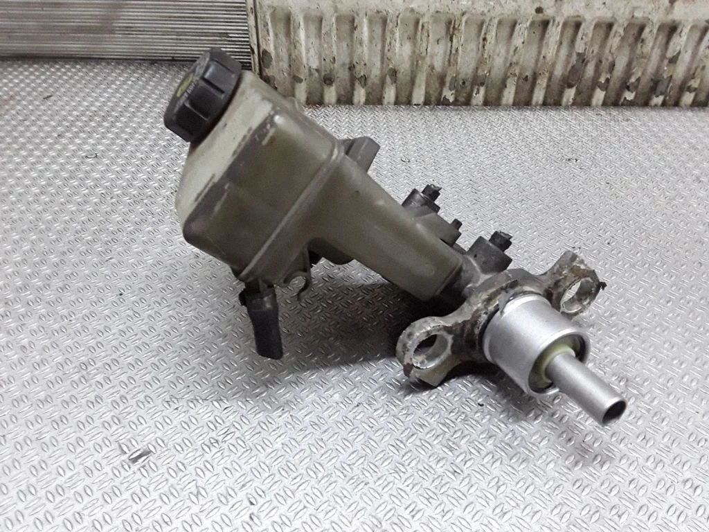 Master brake cylinder 32067069