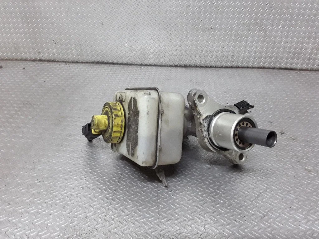 Master brake cylinder 03350884581