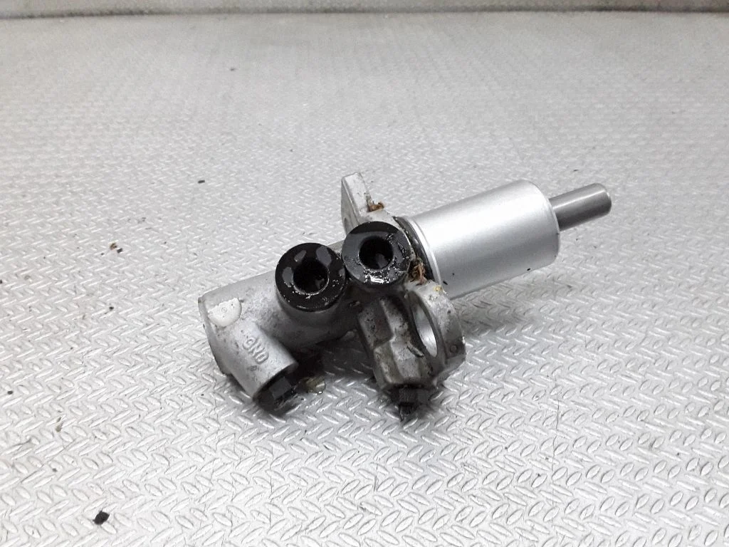 Master brake cylinder