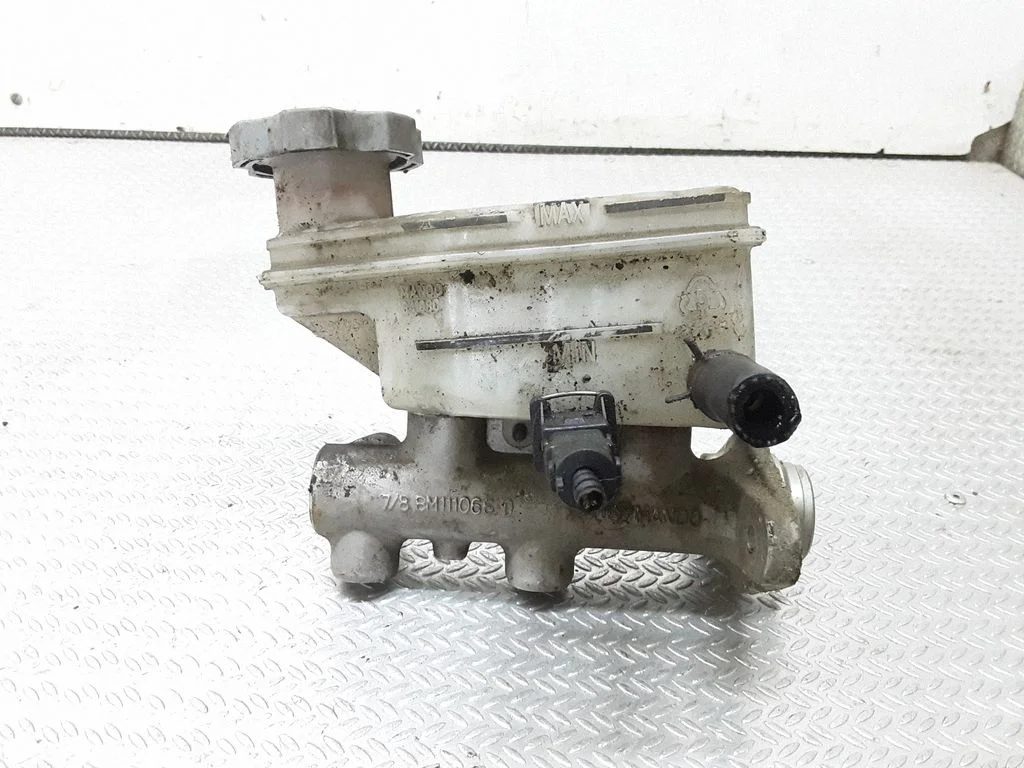 Master brake cylinder BM111066D