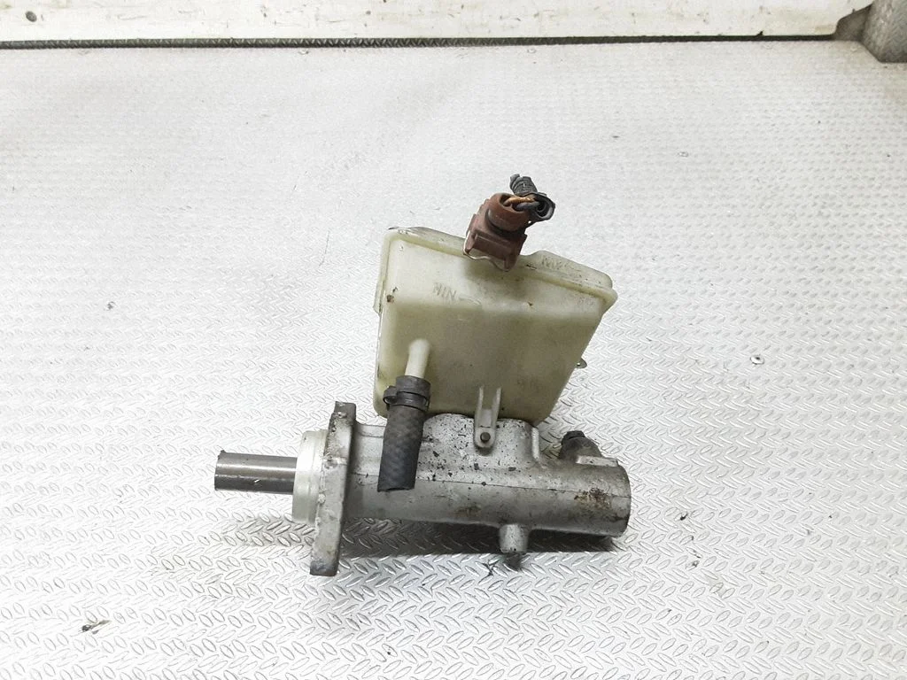Master brake cylinder 8646006