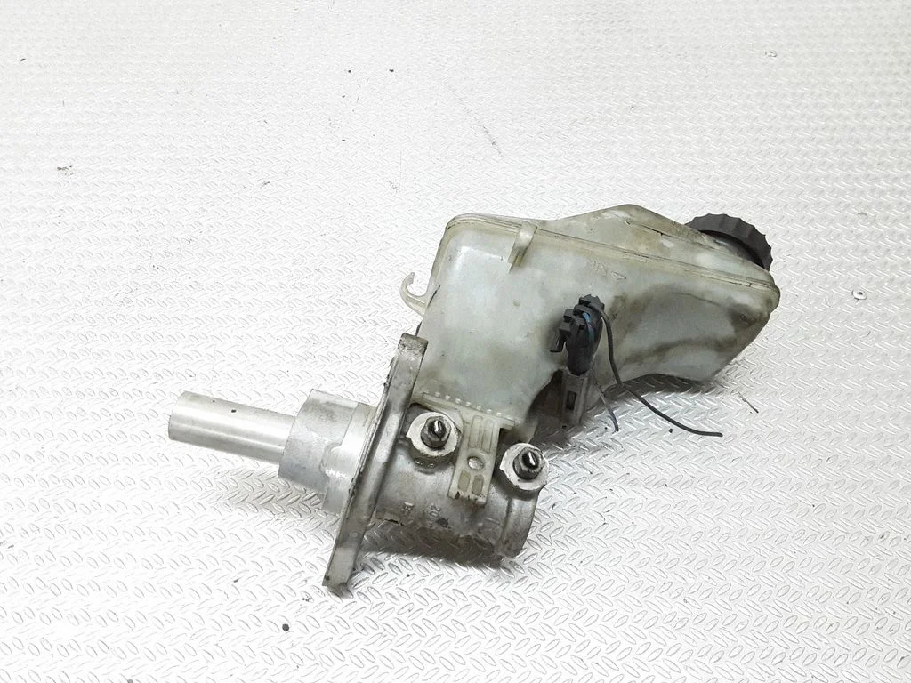 Master brake cylinder 204Y21766