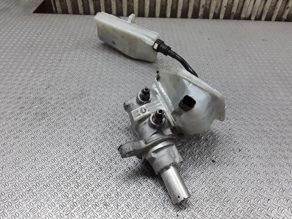 Master brake cylinder 020425424