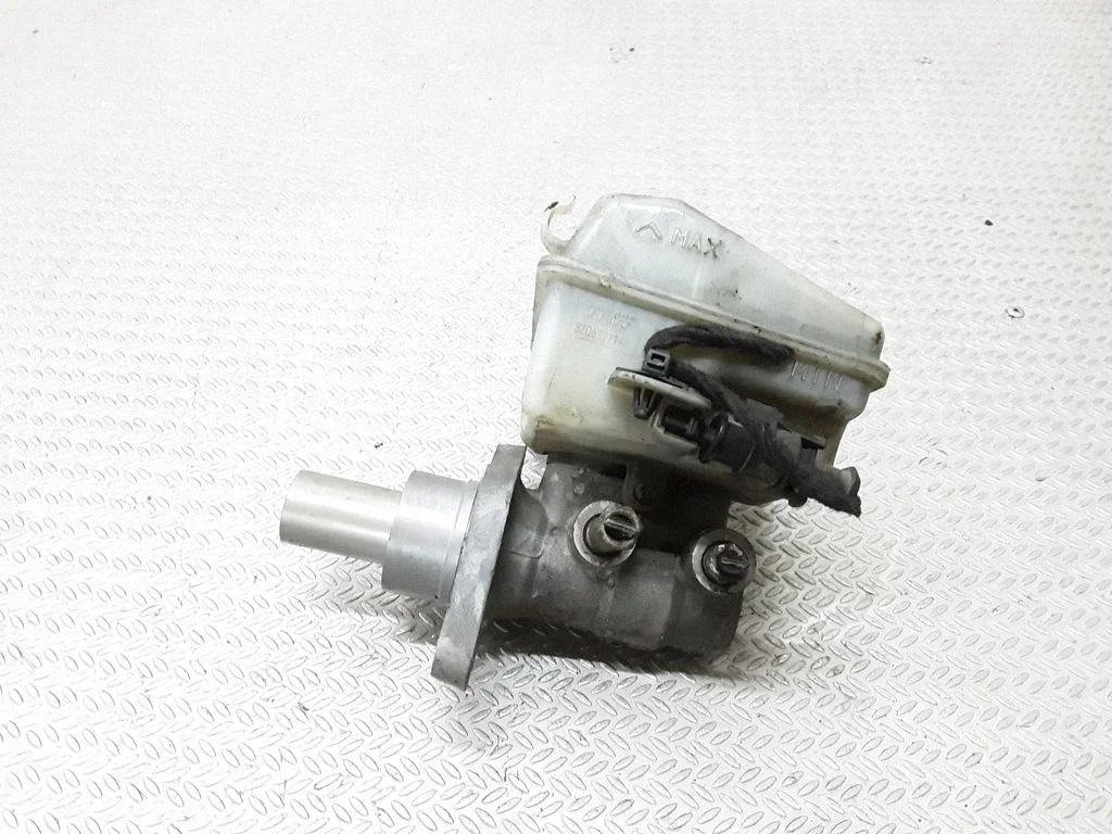 Master brake cylinder 32067271