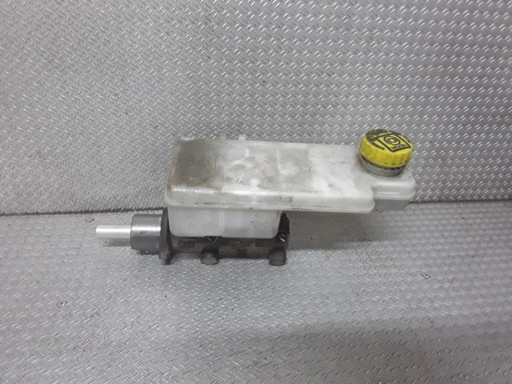 Master brake cylinder 1AZML60526