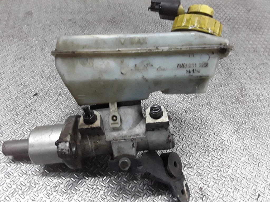 Master brake cylinder 7M3611303