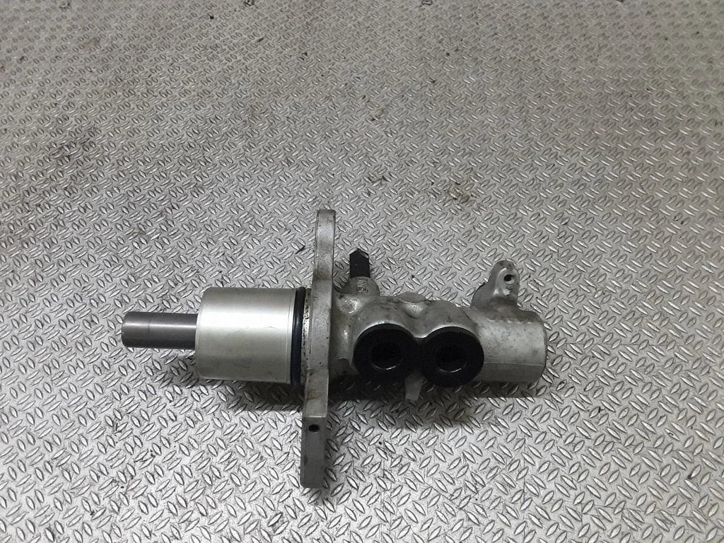 Master brake cylinder