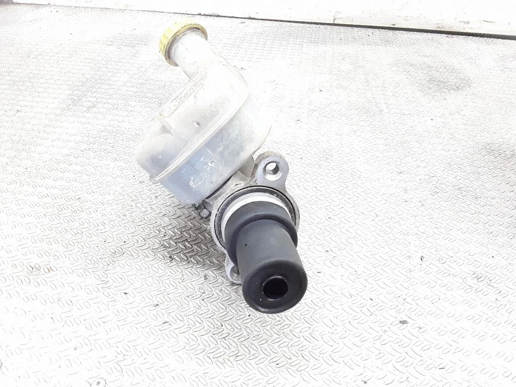 Master brake cylinder