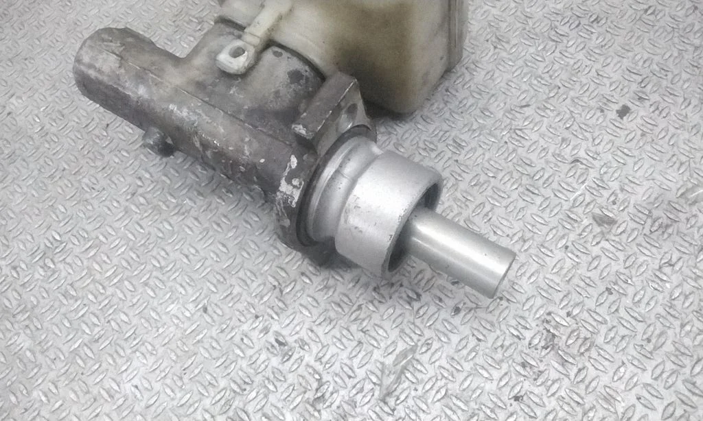 Master brake cylinder 21027099