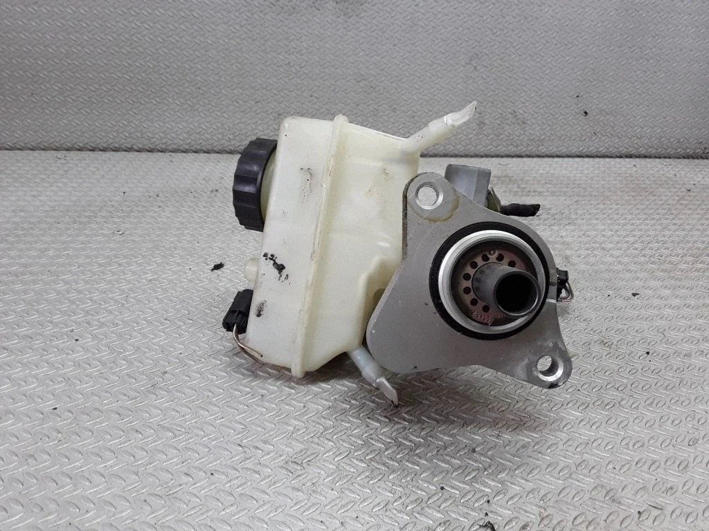 Master brake cylinder – Mercedes-Benz C-Class W203 (2000-2007)