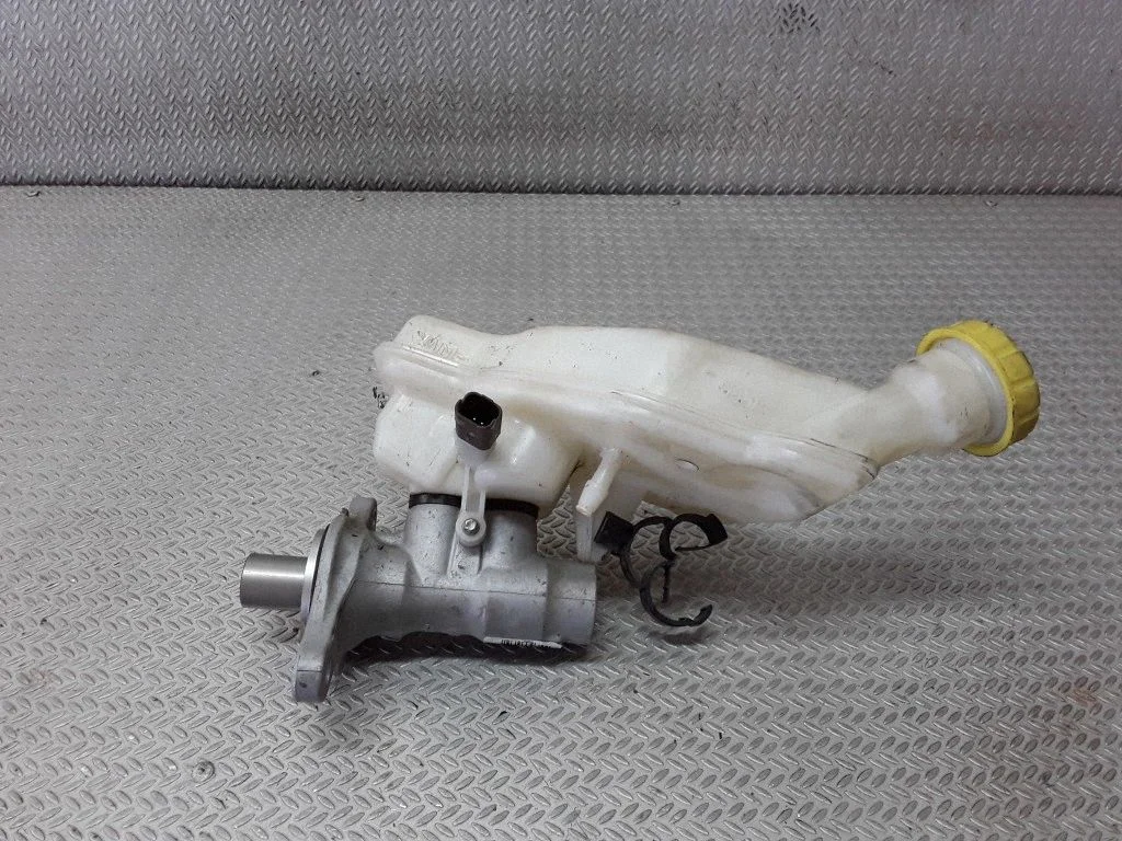 Master brake cylinder 32067093L