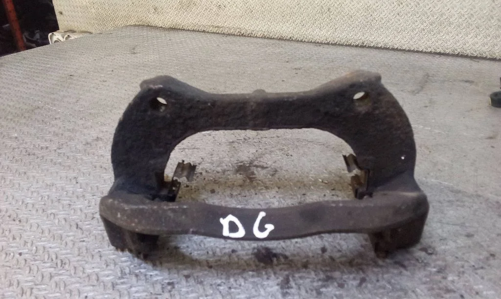 Piduriklotside hoidik/kandur (esimene) – parem