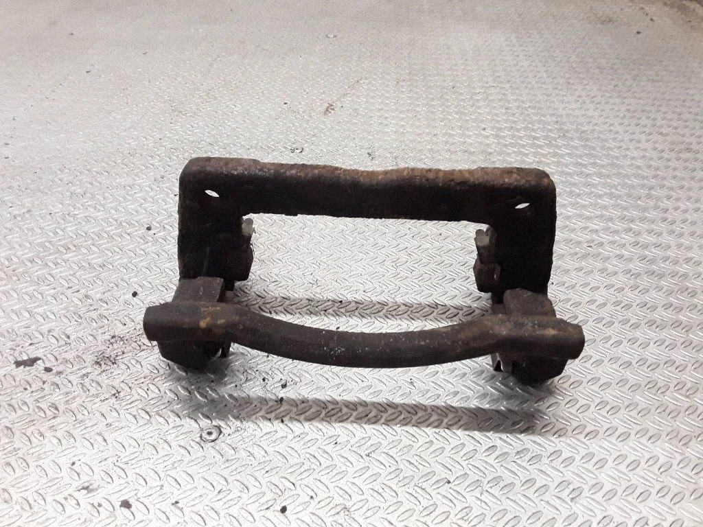Piduriklotside hoidik/kandur (esimene) – vasak