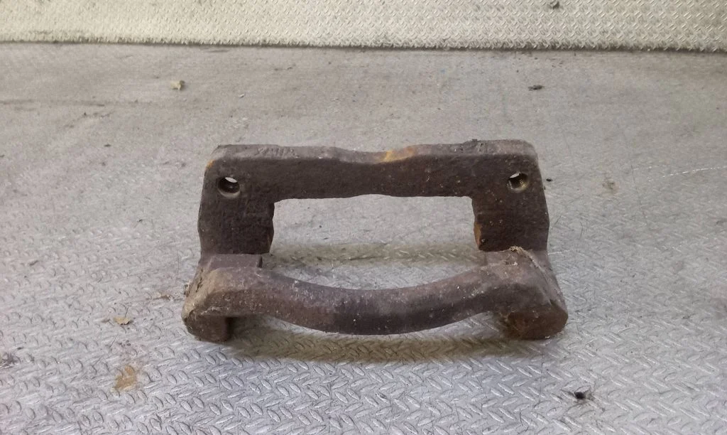 Piduriklotside hoidik/kandur (esimene) – parem