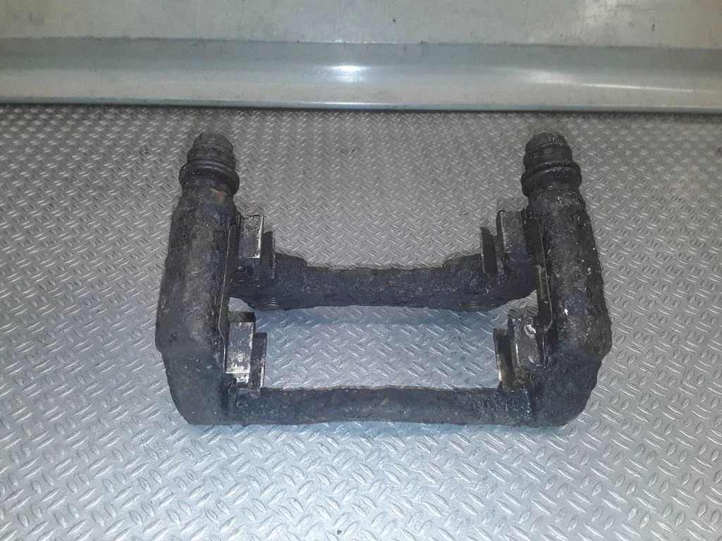 Piduriklotside hoidik/kandur (esimene)