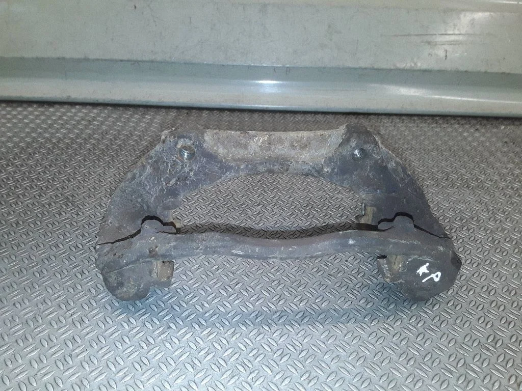 Piduriklotside hoidik/kandur (esimene) – vasak