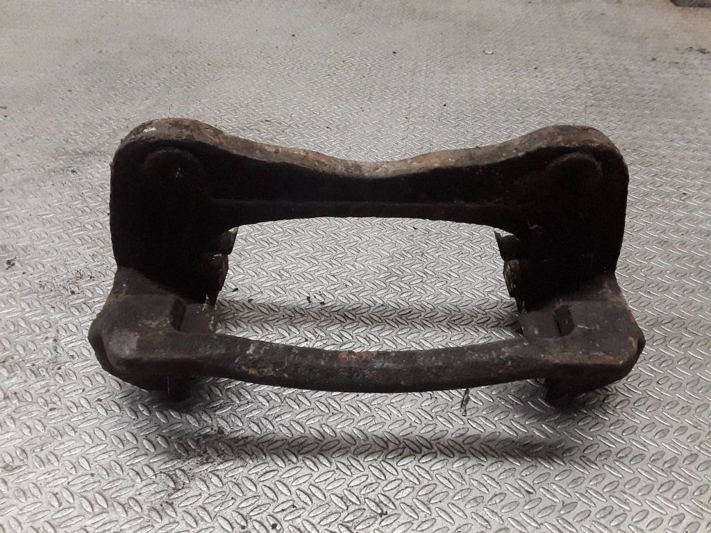 Piduriklotside hoidik/kandur (esimene) – parem