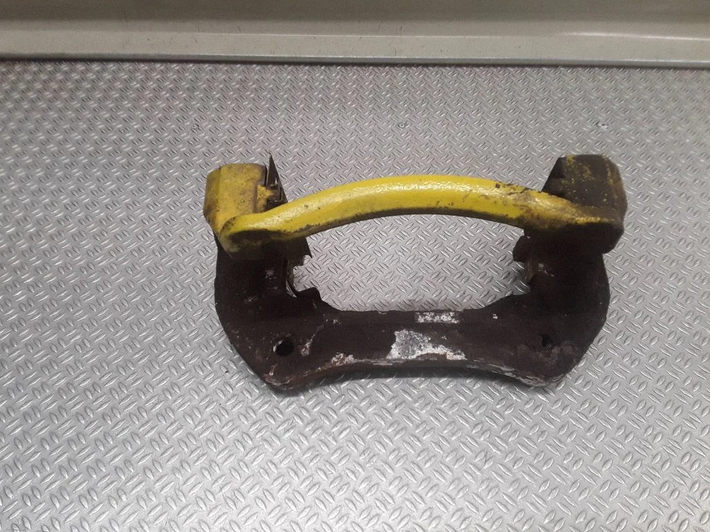 Piduriklotside hoidik/kandur (esimene) – parem