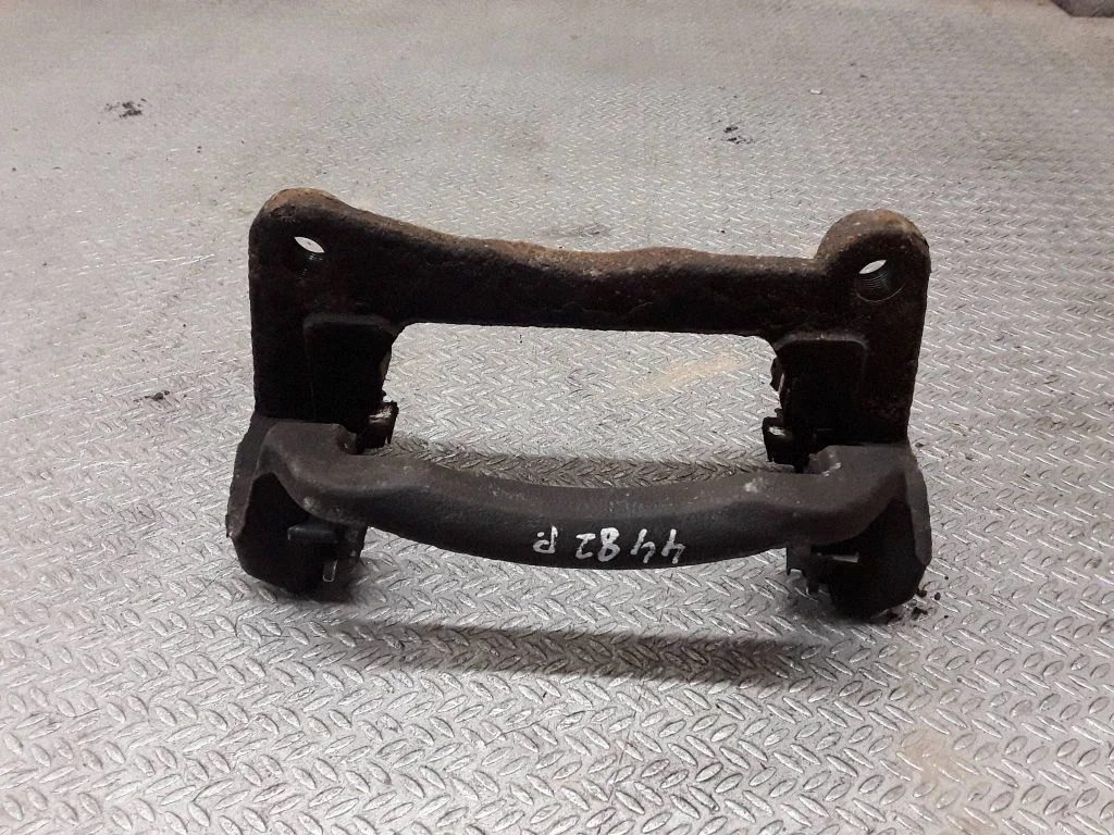 Piduriklotside hoidik/kandur (esimene) – parem