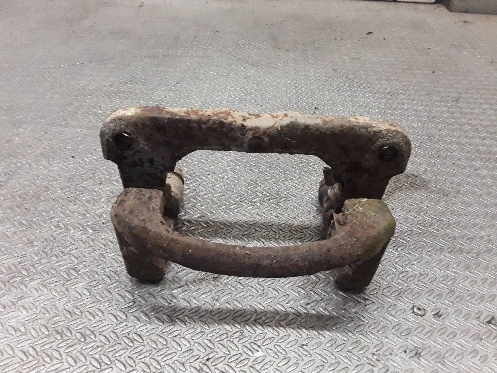 Piduriklotside hoidik/kandur (esimene) – parem