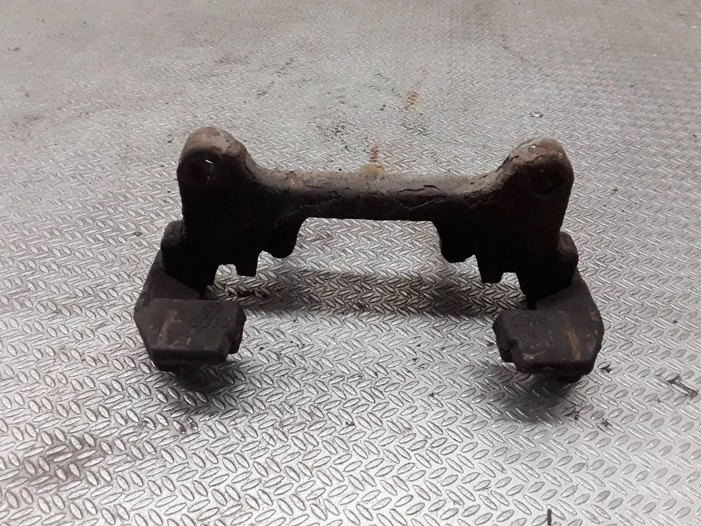 Piduriklotside hoidik/kandur (esimene) – parem