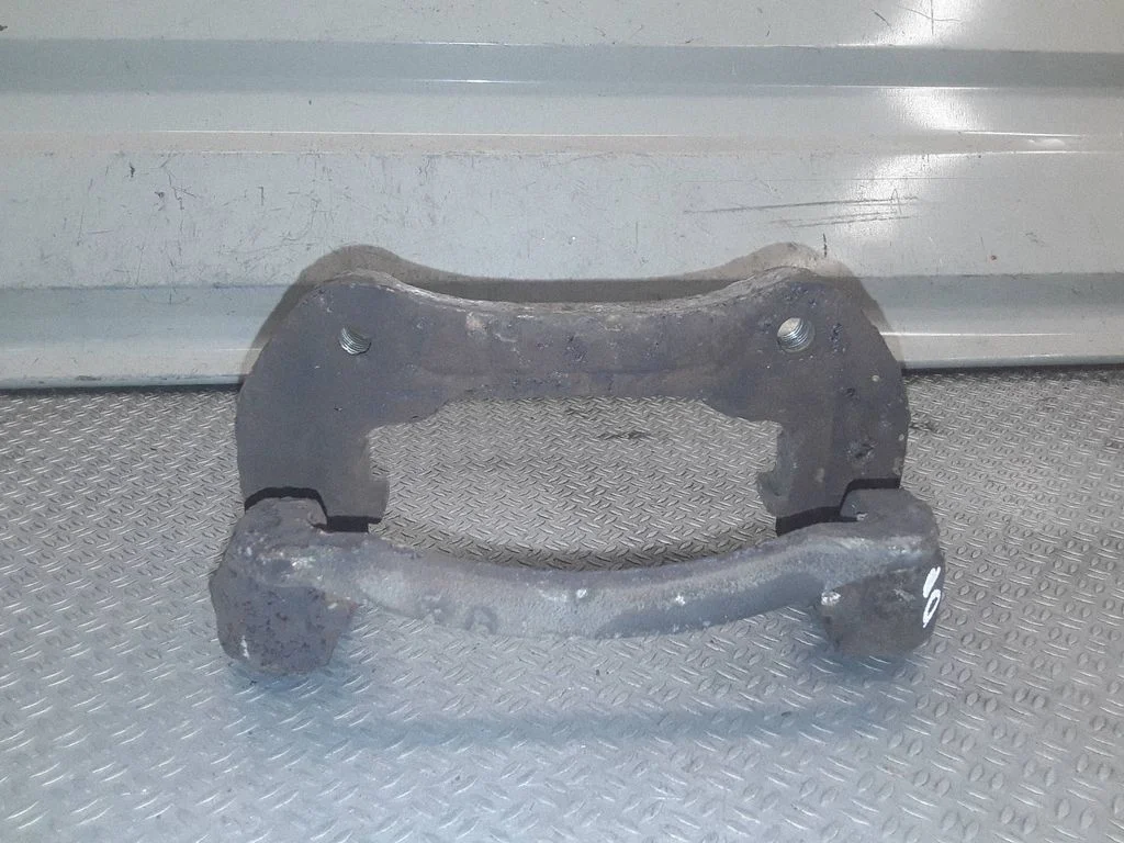 Piduriklotside hoidik/kandur (esimene) – parem