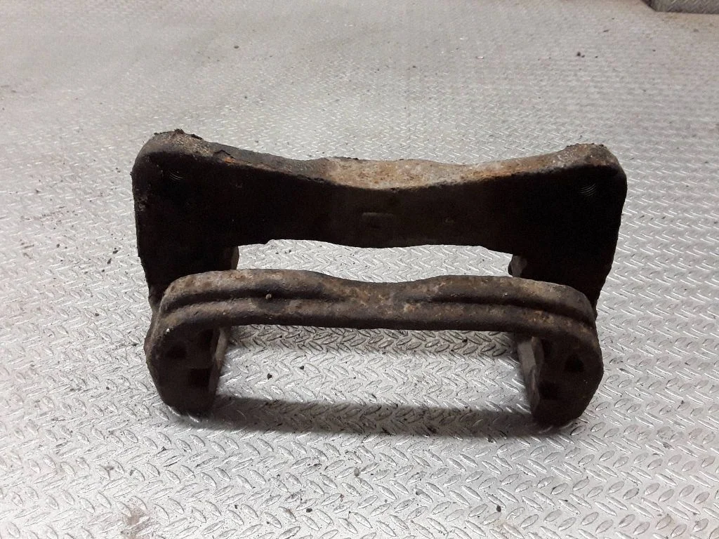 Piduriklotside hoidik/kandur (esimene) – vasak