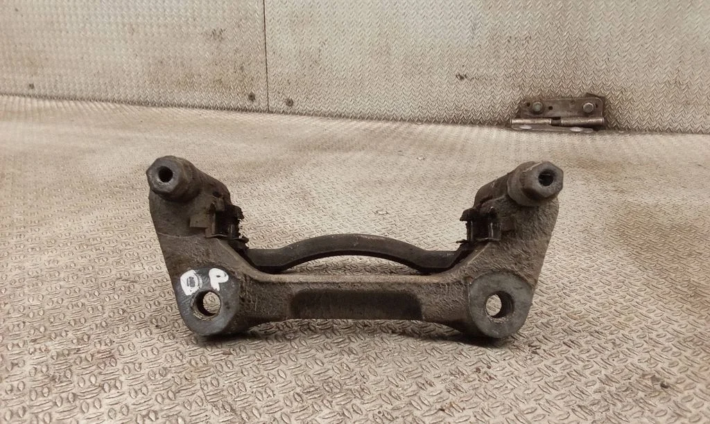 Piduriklotside hoidik/kandur (esimene) – Chrysler Grand Voyager V (2007-2015)