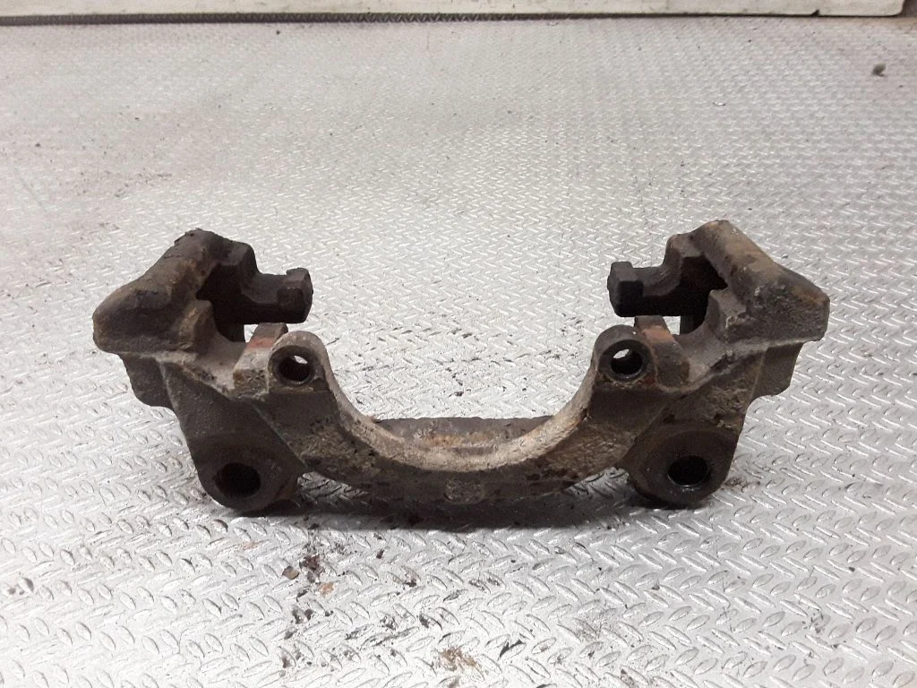 Piduriklotside hoidik/kandur (esimene) – Audi A3 S3 8L (1996-2003)