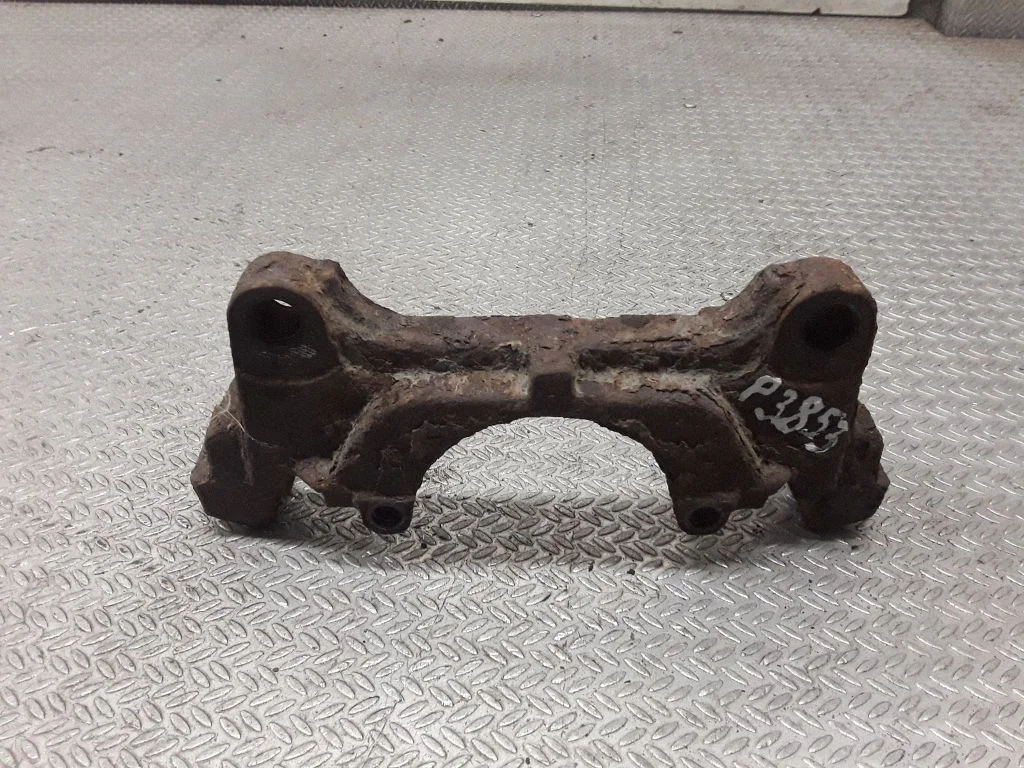 Piduriklotside hoidik/kandur (esimene) – Audi A3 S3 8P (2003-2012)