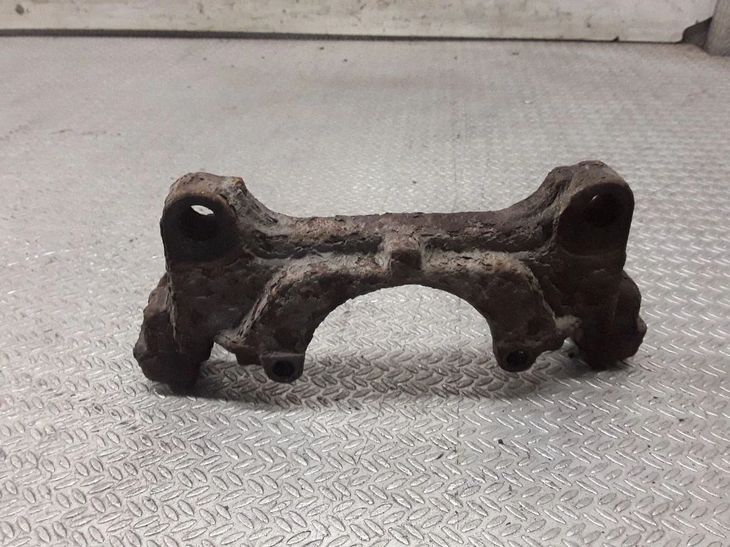Piduriklotside hoidik/kandur (esimene) – Audi A3 S3 8P (2003-2012)