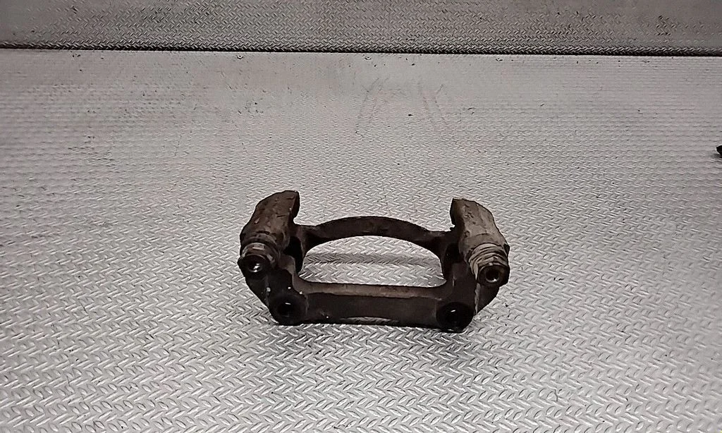 Piduriklotside hoidik/kandur (esimene) – Ford Fiesta (2009-2012)