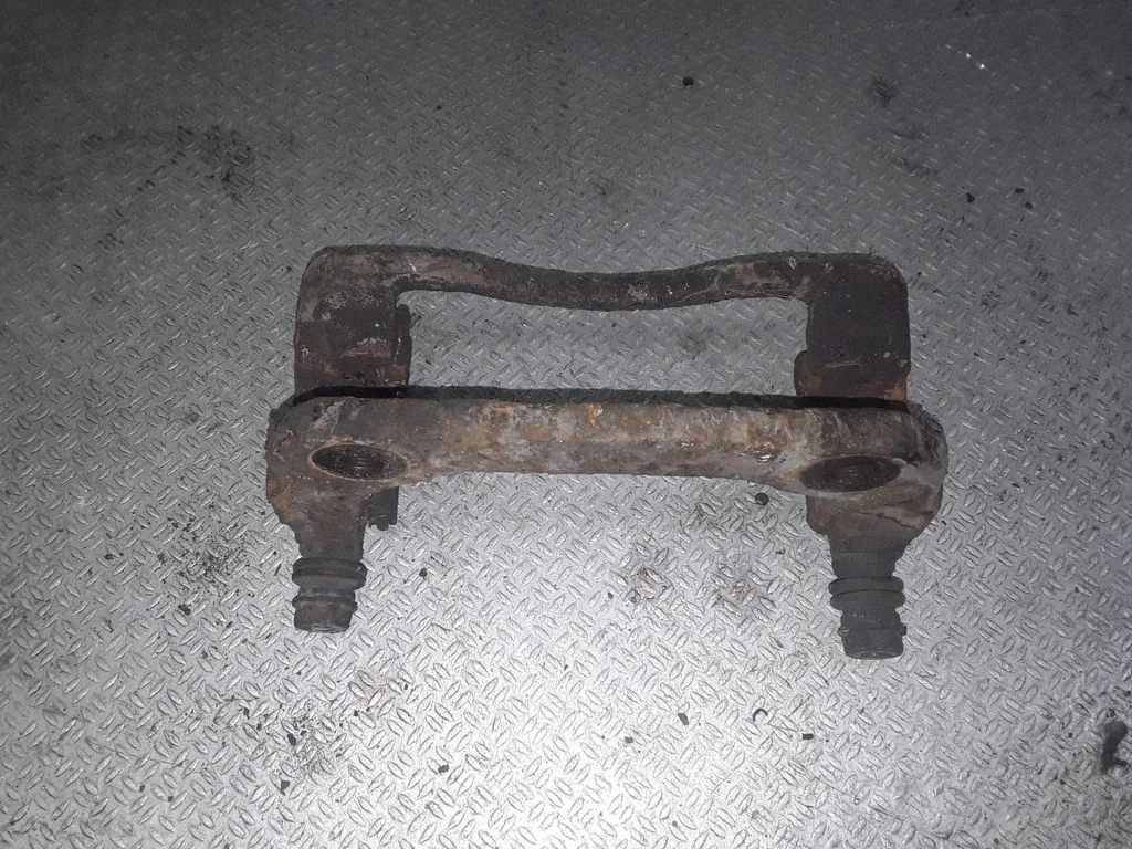 Piduriklotside hoidik/kandur (esimene) – parem