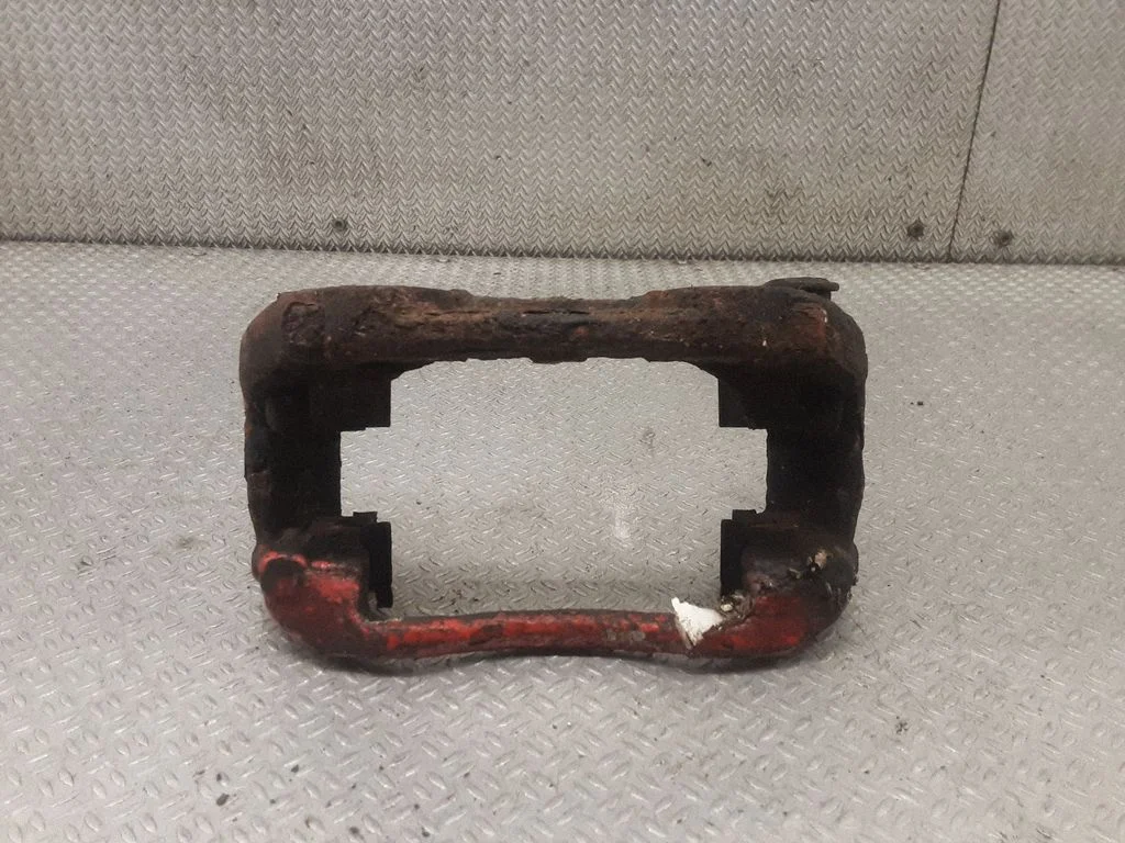 Piduriklotside hoidik/kandur (esimene) – vasak