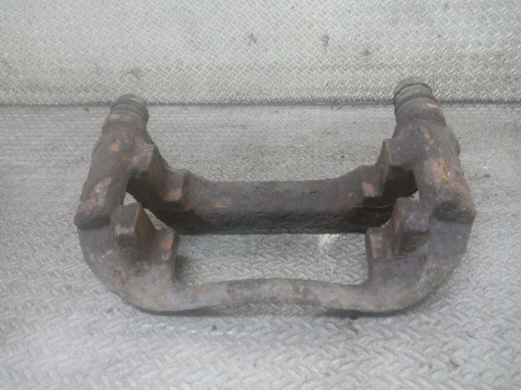 Piduriklotside hoidik/kandur (esimene) – Volkswagen Transporter - Caravelle T4 (1991-2003)