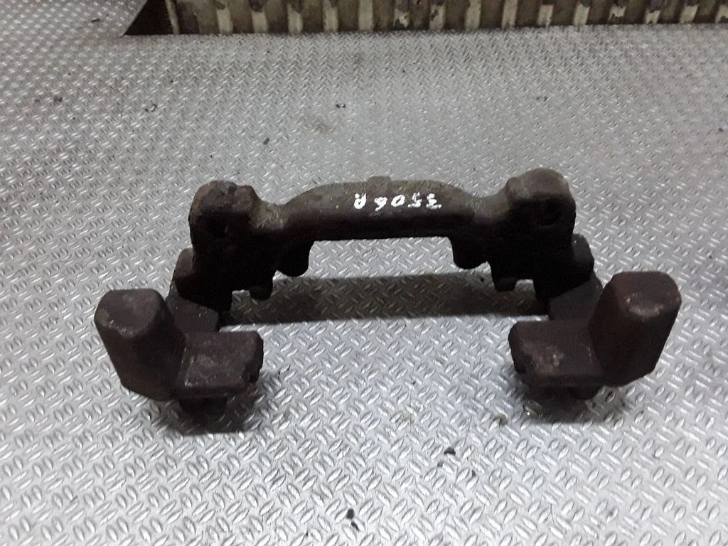 Piduriklotside hoidik/kandur (esimene) – Audi A3 S3 8L (1996-2003)