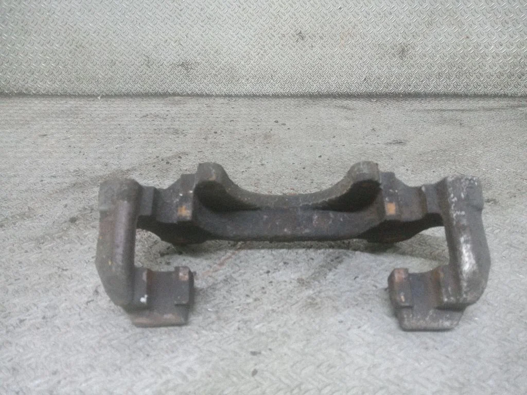 Piduriklotside hoidik/kandur (esimene) – parem