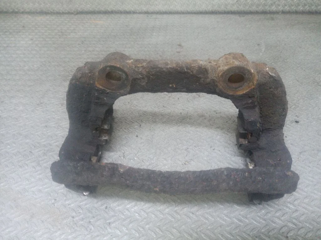 Front Brake Caliper Pad/Carrier – Skoda Roomster (5J) (2006-2015)