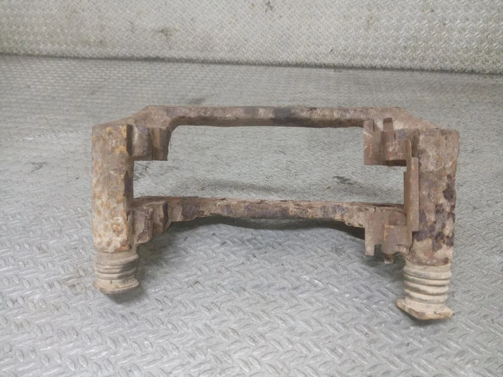 Piduriklotside hoidik/kandur (esimene) – vasak